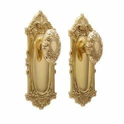 Signature Hardware Victorian Brass Passage Knob and Plate Set in Polished Brass